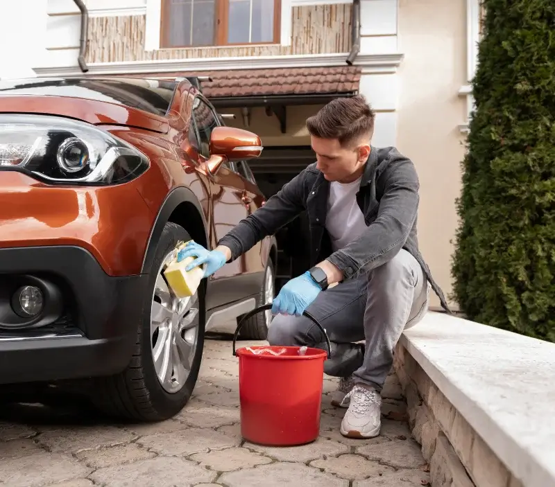 Lavage auto à domicile Arveyres : professionnel intervenant sur un véhicule